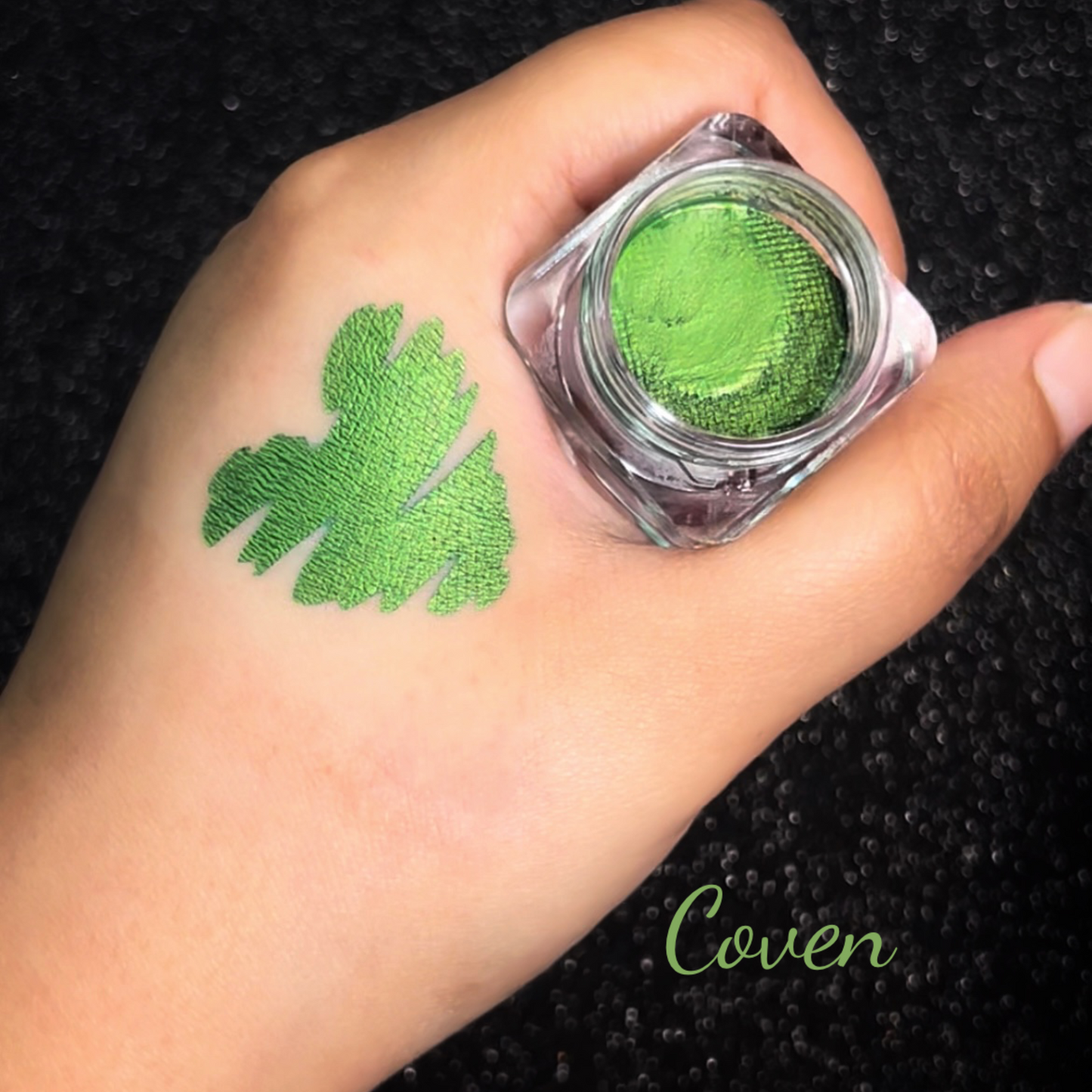 Zaaki Zaaki Shade swatch of metallic water activated eyeliner in shade coven. A deep emerald green eyeliner 