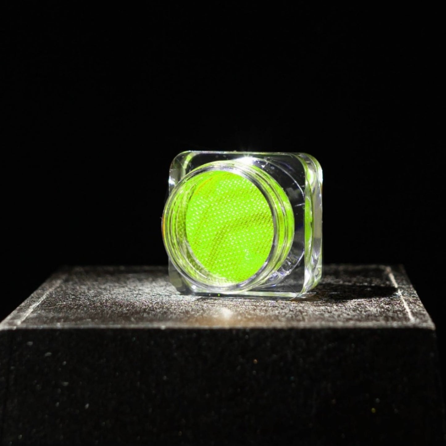 Zaaki Zaaki Metallic water activated eyeliner in shade powers. A metallic lime green eyeliner 